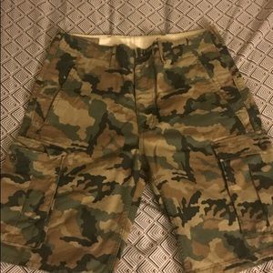 Size 32 Levi Camo Shorts